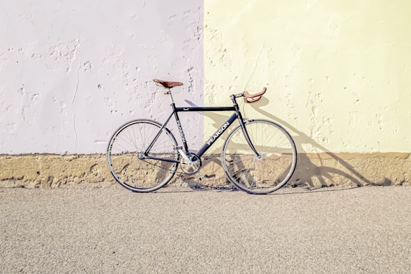 生産農家との握手・畑での打ち合わせシーン